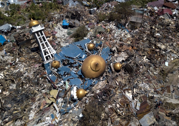 인도네시아 강진 쓰나미에 폭삭 가라앉은 이슬람 사원