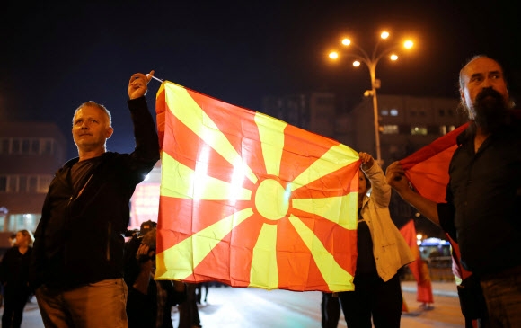 국명 변경을 반대하는 마케도니아 국민들이 30일(현지시간) 수도 스코페에서 마케도니아 국기를 들고 국민 투표 보이콧을 독려하는 시위를 벌이고 있다. 스코페 로이터 연합뉴스  
