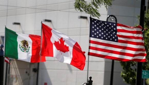 미국 미시간주 디트로이트에서 미국, 캐나다, 멕시코 국기(오른쪽부터)가 나란히 게양된 모습. 로이터 연합뉴스