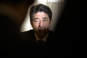 ‘3연임’ 아베 첫 시련...일사천리 개헌 전략 차질