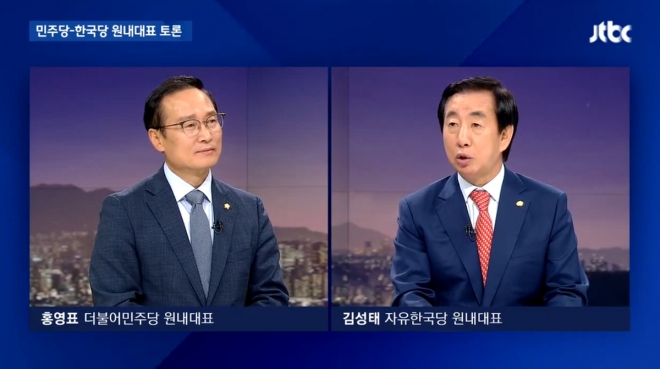 김성태(오른쪽) 자유한국당 원내대표가 1일 방송된 JTBC ‘뉴스룸’ 긴급토론에서 문재인 정부 청와대 업무추진비가 부적절하게 집행됐다는 주장을 펴고 있다. JTBC ‘뉴스룸’ 방송화면 캡처