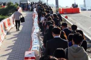 버스 줄은 끝도 없고…택시잡으려 이리뛰고 저리 뛰고