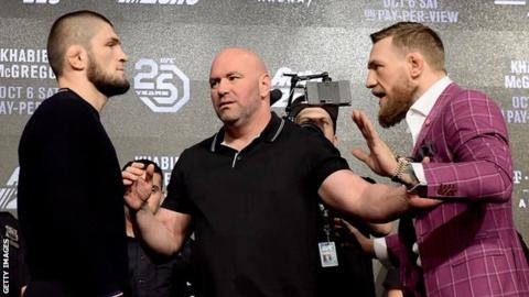 지난 주 미국 뉴욕에서 진행된 UFC 229 미디어데이 도중 하빕 누르마메고도프(왼쪽)와 코너 맥그리거가 대니 화이트 대표를 가운데 놓고 신경전을 벌이고 있다. 뉴욕 AFP 연합뉴스