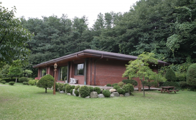 옛 안양시장 관사인 동안구 평촌대로에 위치한 예절교육관 전경. 안양시 제공