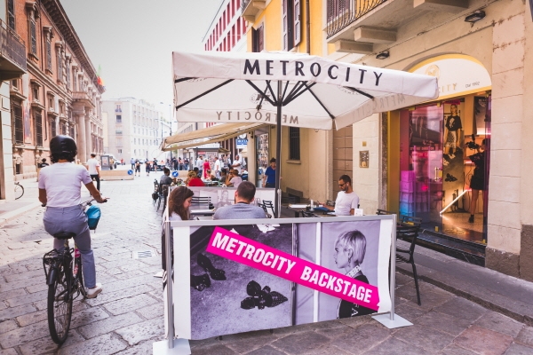 ‘La Rosa Bianca’를 컨셉으로 하였으며, 19SS 메트로시티 컬렉션과 세계적인 스타일 디렉터 헥터 카스트로와의 컬래버레이션 라인을 선보여 큰 호응을 이끌어냈다.