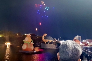 진주유등축제 개막식서 드론 10여대 추락…“큰 사고 날뻔”