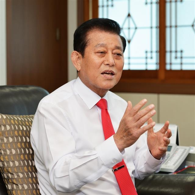 유천호 강화군수가 2일 서울신문과 가진 인터뷰에서 민선 7기 군정 구상을 밝히고 있다.  강화군 제공