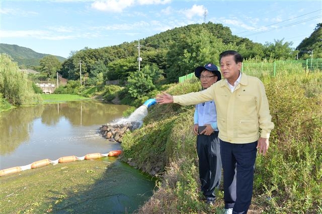 유 군수가 가뭄이 심각한 강화읍 용정리를 찾아 대책을 지시하고 있다.  강화군 제공