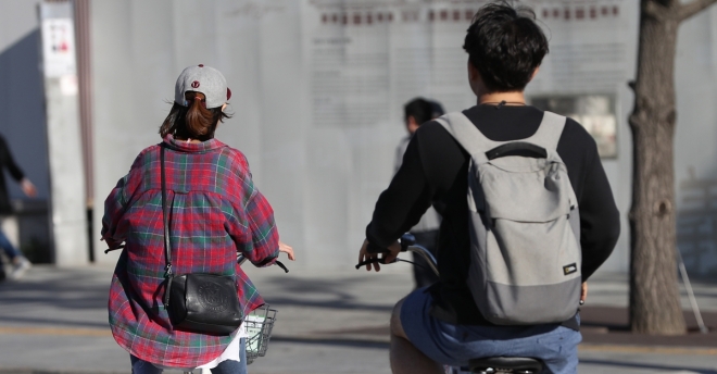 자전거 헬멧 착용 의무화에 대한 찬반 논란이 일고 있는 30일 서울 광화문 앞 자전거 도로에 시민들이 헬멧을 착용하지 않고 주행하고 있다. 2018.9.30  연합뉴스