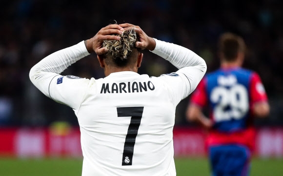   스페인 프로축구 레알 마드리드의 마리아노가 3일 발렌시아와의 유럽 챔피언스리그 조별리그 2차전 팀의 세 번째 골대 불운을 마주친 뒤 머리를 감싸쥐고 있다. 모스크바 타스 연합뉴스 