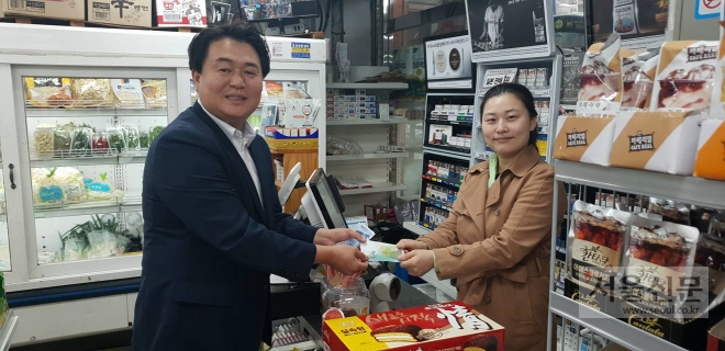 임병택(왼쪽) 시흥시장이 시루 제1호 가맹점인 시흥그린마트에서 시루로 물품을 구매하고 있다. 시흥시 제공