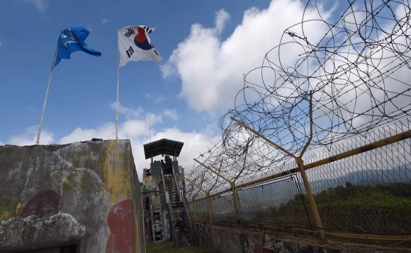 육군은 비무장지대 내 6.25 전사자 유해발굴을 위한 지뢰제거작업을 2일 강원도 철원군 5사단(열쇠부대) 인근 비무장지대 수색로 일대에서 개시했다. 태극기와 유엔기가 비무장지대 화살머리고지 GP에서 휘날리고 있다. 철원=사진공동취재단