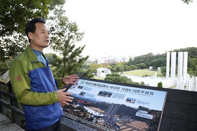 박겸수 서울시 강북구청장이 3일 역사탐방과 북한산 둘레길 산책을 결합해 내놓은 ‘너랑 나랑 우리랑’ 힐링투어를 소개하고 있다.  강북구 제공