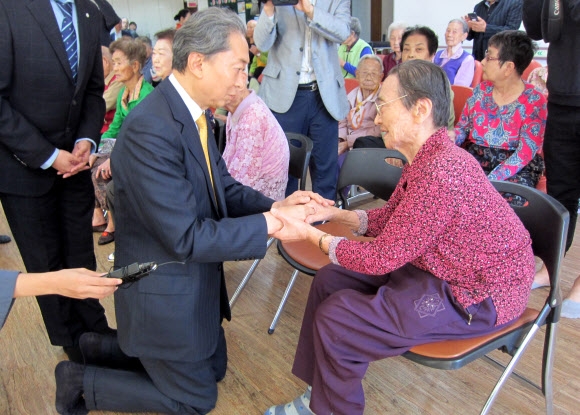 원폭 피해자에게 무릎 꿇은 하토야마 前 일본 총리 