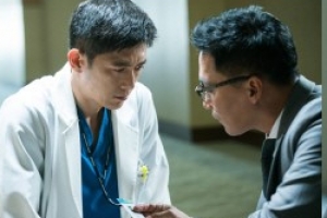 ‘흉부외과’ 고수, 조재윤 앞 무릎 꿇은 모습 포착 ‘좌절’