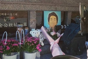 한정수, 故 김주혁 산소 방문 “오늘 주혁이 생일, 또 올게”