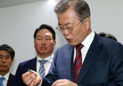 [서울포토] 반도체 살펴보는 문재인 대통령
