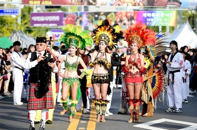 지난해 열린 이태원 지구촌 축제에서 펼쳐진 지구촌 퍼레이드. 용산구 제공