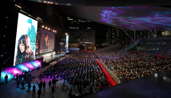 4일 오후 부산 해운대구 영화의전당 야외무대에서 열린 제23회 부산국제영화제(BIFF) 개막식에서 개막작 ‘뷰티풀 데이즈’가 성황리에 소개되고 있다.  부산 연합뉴스