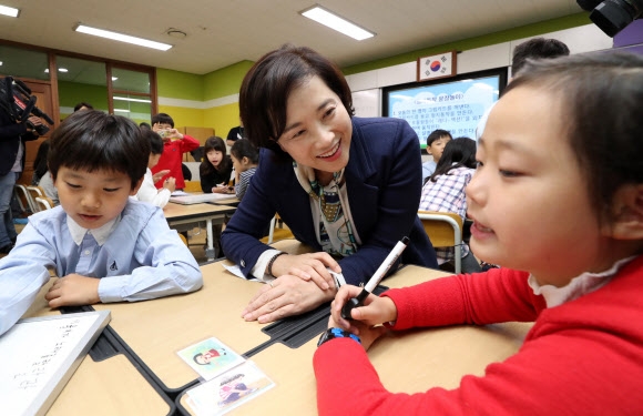 초등학교 수업 참관하는 유은혜 부총리