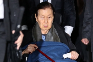 ‘롯데 총수일가 비리’ 신격호, 항소심서 징역 4년→3년 감형…법정구속은 안 해