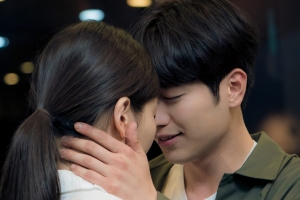 ‘제3의 매력’ 서강준♥이솜, 설렘+애틋 키스 포착...두번째 연애 시작