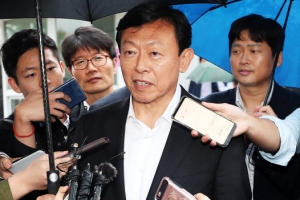 서울구치소서 석방된 신동빈 “국민 여러분께 죄송…더 열심히 일하겠다”