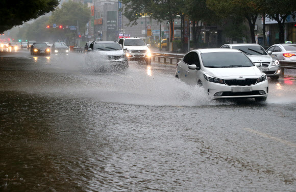 물바다 된 도로  태풍 콩레이가 상륙한 6일 오전 울산시 남구의 한 도로가 많은 비로 인해 침수돼 있다. 2018.10.6 연합뉴스