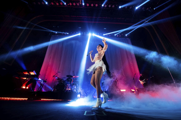 칼리 우치스가 5일(현지시간) 미국 애틀란타의 더 타버너클에서 화려한 공연을 펼치고 있다. AP 연합뉴스