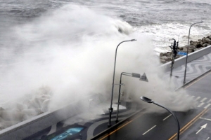 [포토] 영화처럼 해운대 도로 덮친 거센 파도