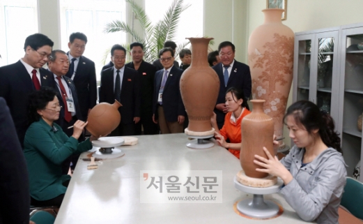 [서울포토] 평양 만수대 창작사들의 작업 모습