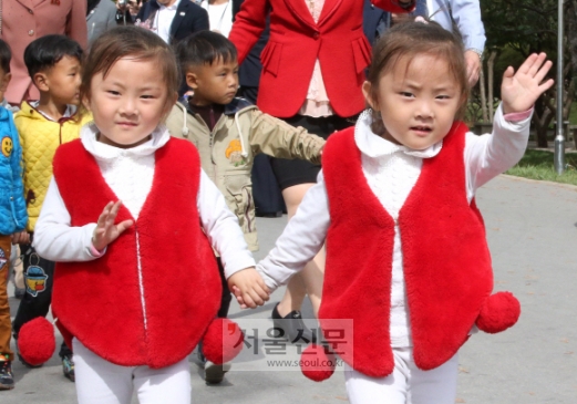 [서울포토] ‘안녕하세요~’ 손인사하는 평양 어린이들