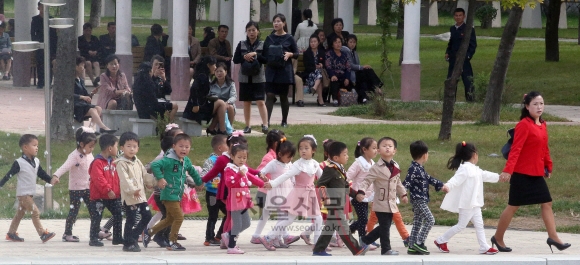 6일 평양 중앙동물원을 찾은 평양 어린이들이 즐거운 시간을 보내고 있다.  평양사진공동취재단