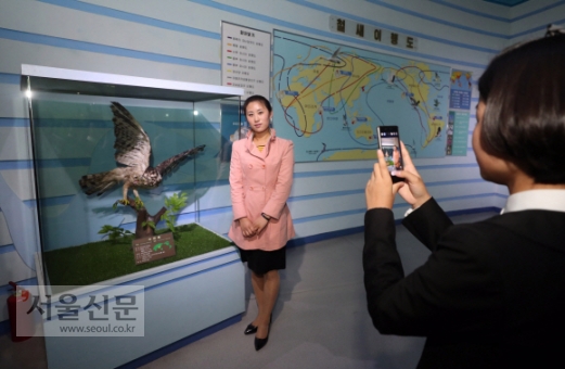 [서울포토] ‘웃어요~’ 폰카 찍는 평양 시민들