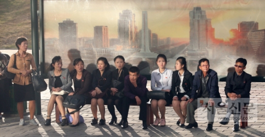 [서울포토] 버스 기다리는 평양 시민들