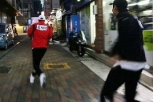 ‘런닝맨’ 유재석-지석진-이광수, 부산 국제시장서 긴박 추격전 포착