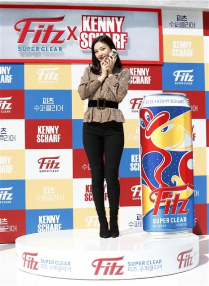 걸그룹 레드벨벳 멤버 조이가 7일 오후 서울 송파구 잠실롯데월드몰 잔디광장에서 열린 세계적인 팝아트 작가 케니 샤프와의 협업을 기념한 롯데주류 ‘피츠’ 포토행사에 참석해 제품을 소개하고 있다. 2018.10.7<br>뉴스1