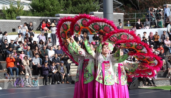 전통공연예술문화학교 30주년을 맞아 7일 국립국악원 연회야외마당에서 열린 기념공연을 찾은 시민들이 화려한 부채춤을 비롯해 삼고무, 도살풀이춤, 허튼춤, 답교쇠놀이춤, 호남살풀이춤, 춘앵무, 태평무, 진도북춤 등 전통공연예술문화학교만의 자랑인 다양한 장르의 전통춤을 관람했다. 2018.10.7 사진=전통공연예술문화학교 제공