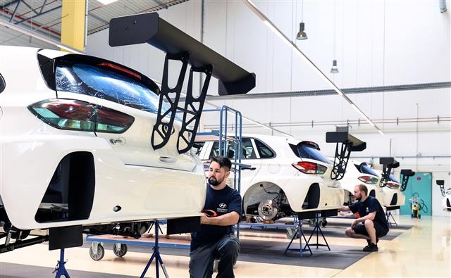 지난 4일(현지시간) 독일 알체나우시의 현대모터스포츠법인에서 연구원들이 차량을 정비하고 있다. 현대차 제공