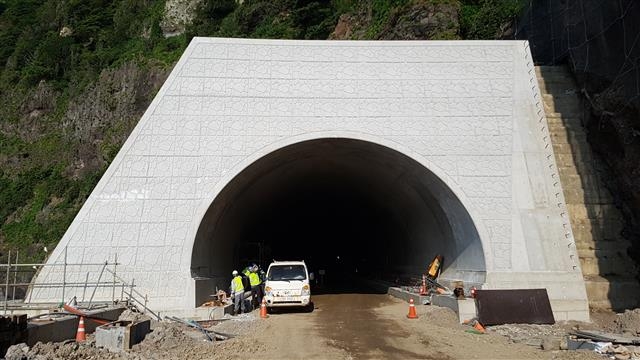 경북 울릉도 일주도로 미개설 구간 4.75㎞ 가운데 천부터널 개설을 위해 인부들과 공사 차량이 바쁘게 움직이고 있다. 경북도 제공