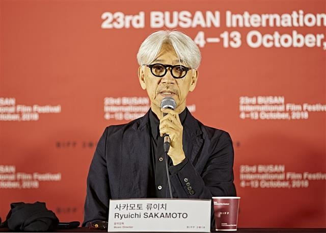 지난 6일 부산 해운대구 한 호텔에서 열린 영화 ‘안녕, 티라노 : 영원히, 함께’ 기자회견에서 이 영화의 음악을 맡은 사카모토 류이치가 기자의 질문에 답하고 있다. 　 부산국제영화제 제공