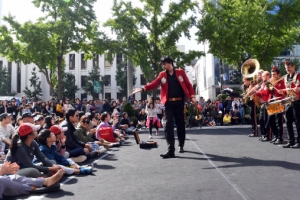 휴일 사로잡은 거리예술제