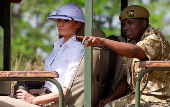 도널드 트럼프 미국 대통령의 부인 멜라니아(왼쪽)가 5일(현지시간) 케냐 나이로비의 사파리 공원을 둘러보고 있다. 이날 멜라니아 여사가 착용한 흰색 모자가 19세기 식민지배를 상징하는 ‘피스 헬멧’이라는 사실이 밝혀져 논란이 일었다. 나이로비 AFP 연합뉴스