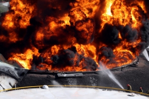 고양저유소 휘발유 탱크에 큰불…12시간 넘게 ‘활활’