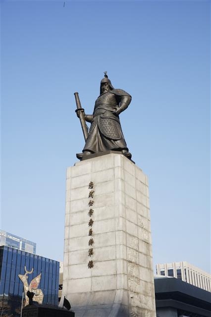 서울 광화문 앞에 있는 이순신 장군 동상. 서울신문DB