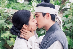 월화드라마 ‘백일의 낭군님’ 도경수♥남지현, 심쿵 키스신 스틸 공개