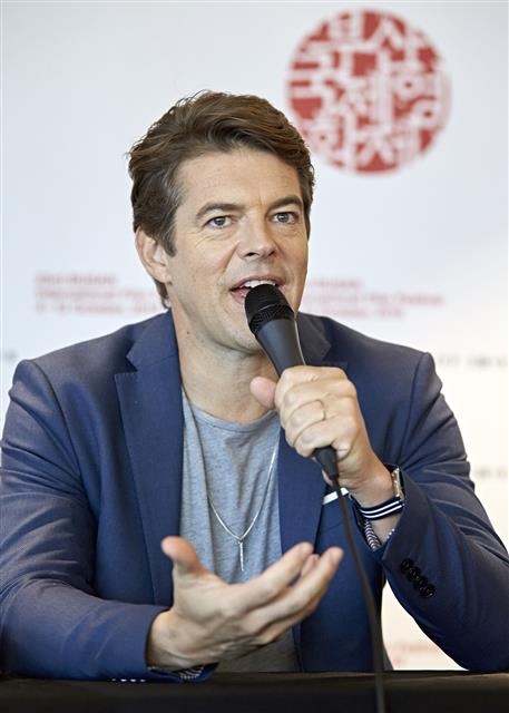 부산국제영화제를 찾은 제이슨 블룸이 지난 7일 부산 해운대구 한 호텔에서 열린 기자회견에서 취재진의 질문에 답하고 있다.  부산국제영화제 제공