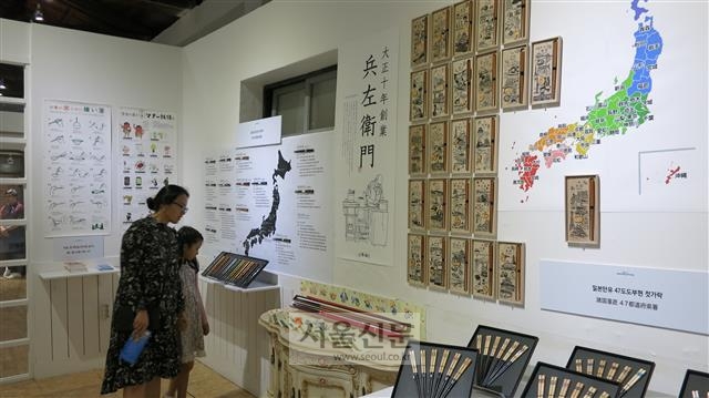 시민들이 동부창고 8동에서 열린 젓가락 페스티벌 전시회에서 작품들을 보고 있다.