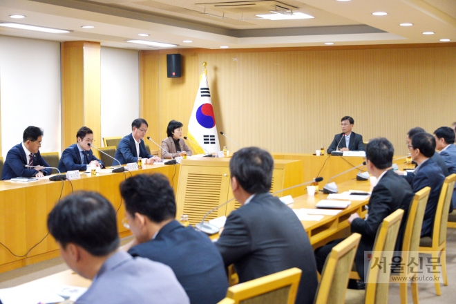 정하영 김포시장이 시청 상황실에서 김포시 도의원들과 민선7기 제2회 도의원 현안 간담회를 개최했다. 김포시 제공