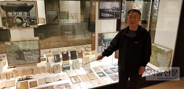 남요섭씨가 청주 한국공예관에 마련된 전시장에서 고서와 자료들을 설명하고 있다.